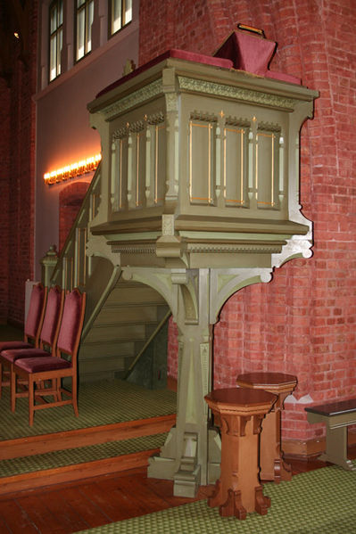 Fil:Onsøy kirke Prekestolen 2.jpg