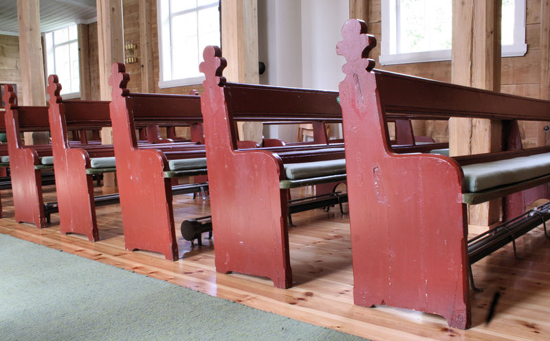 Fil:Oppheim, benker, AMH 2007.jpg