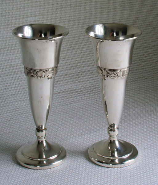 Fil:Oppheim, blomstervasar, AMH 2007.jpg