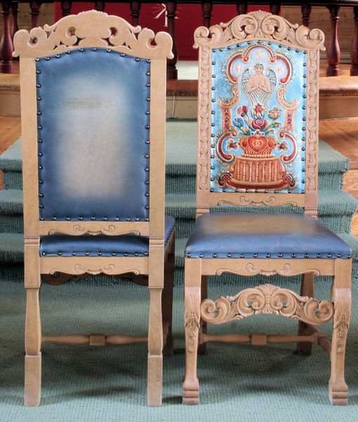 Fil:Oppheim, brudestolar, AMH 2007.jpg