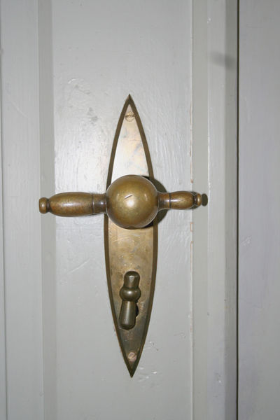 Fil:Oppheim, dørvridar, AMH 2007.jpg