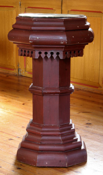 Fil:Oppheim, døypefint, AMH 2007.jpg