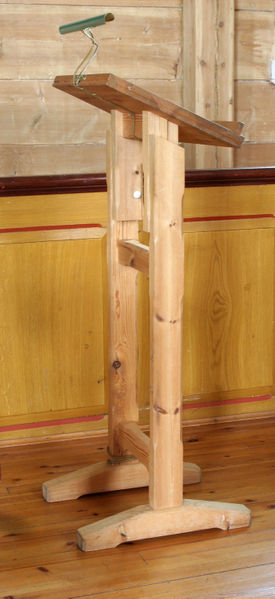 Fil:Oppheim, lesepult, AMH 2007.jpg