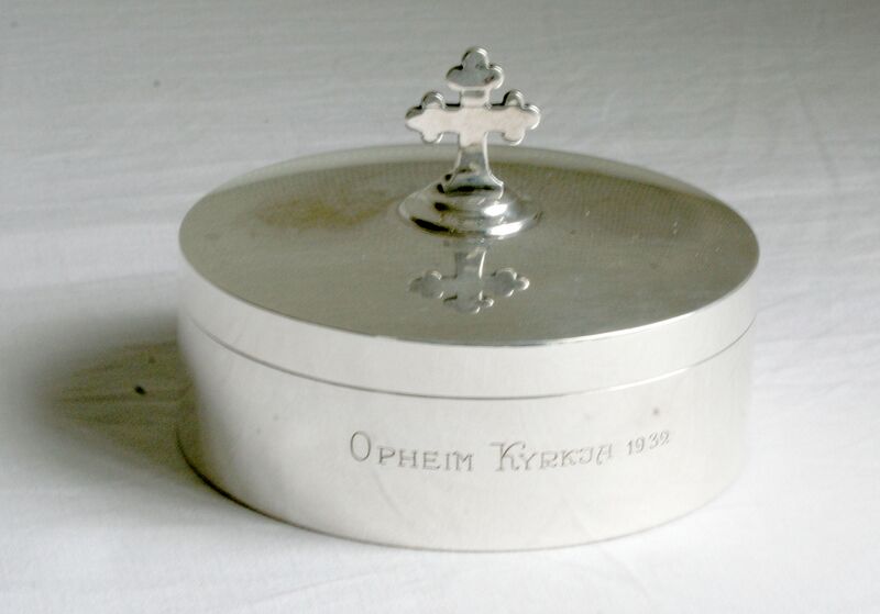 Fil:Oppheim, oblatøskje, AMH 2007.jpg