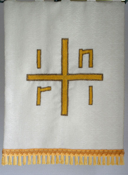 Fil:Oppheim, preikestolantependium, kvitt, AMH 2007.jpg