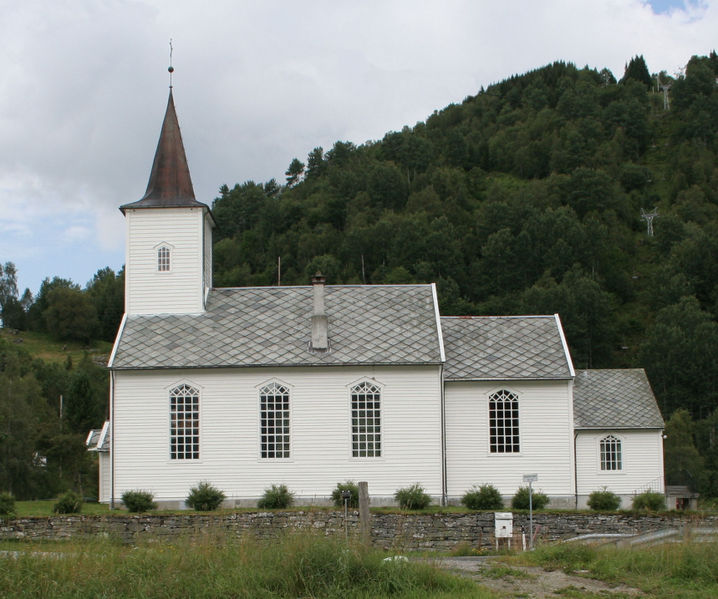 Fil:Oppheim, sørfasade 1, AMH 2007.jpg