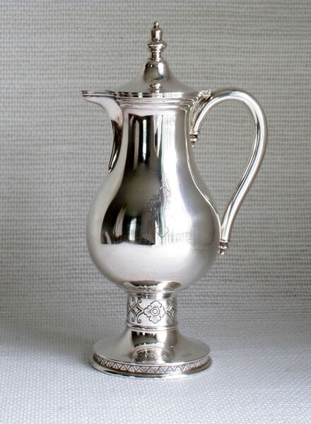 Fil:Oppheim, vinkanne, AMH 2007.jpg