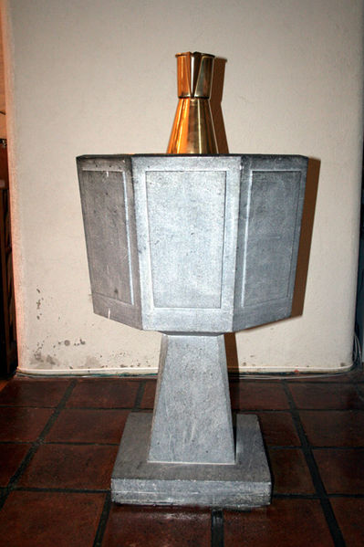 Fil:Råde kirke Døpefont 1.jpg