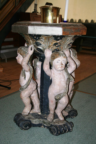 Fil:Rødenes kirke Døpefonten 1.jpg