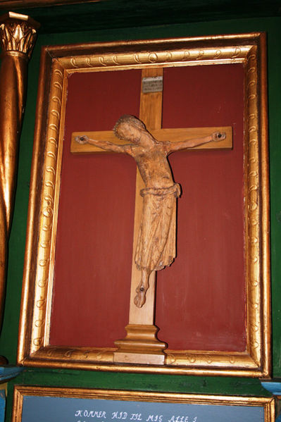 Fil:Rødenes kirke Krusifis i altertavle.jpg