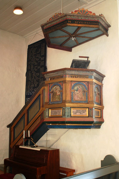 Fil:Rødenes kirke Prekestolen 1.jpg