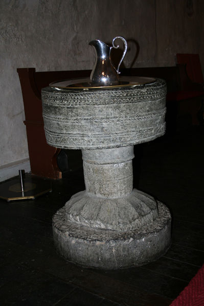 Fil:Røyken kirke Døpefont 2.jpg
