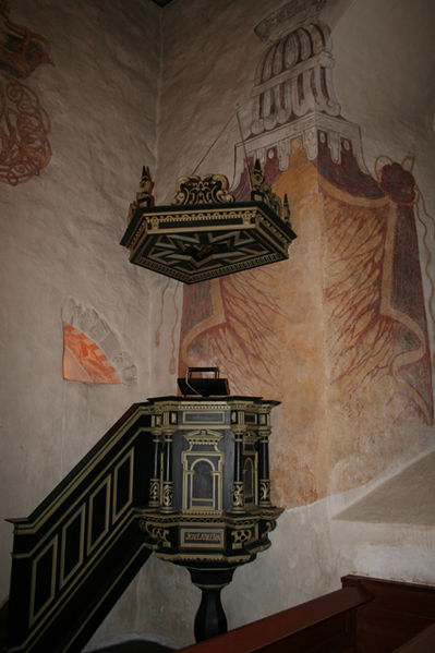 Fil:Røyken kirke Prekestolen 1.jpg