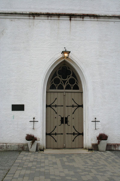 Fil:Rakkestad kirke Hovedinngang.jpg