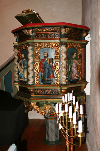 Fil:Rakkestad kirke Prekestolen 2.jpg