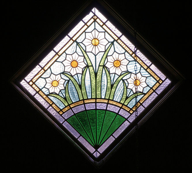 Fil:Raundalen, glasmåleri i austgavlen, AMH 2007.jpg