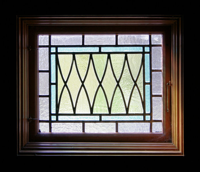 Fil:Raundalen, glasmåleri i nedre høgd, AMH 2007.jpg