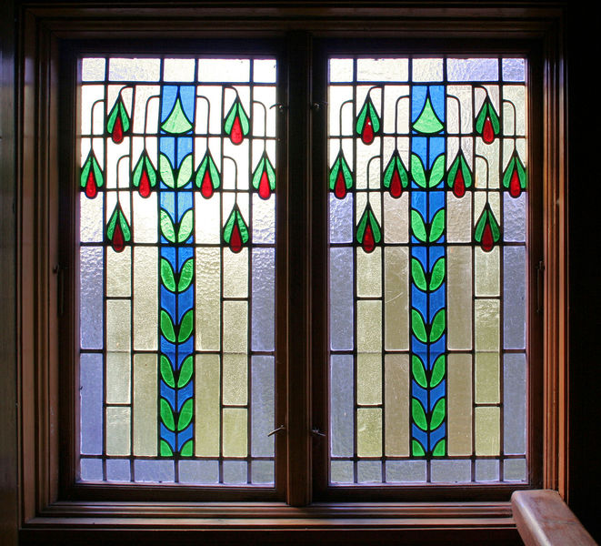 Fil:Raundalen, glasmåleri oppe i vestveggen, AMH 2007.jpg