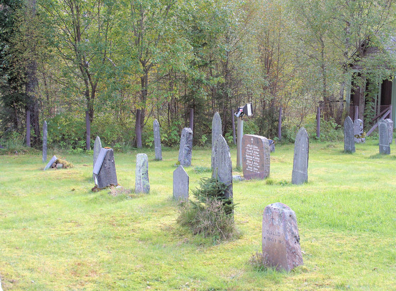 Fil:Raundalen, gravminne av skifer (sør), AMH 2007.jpg