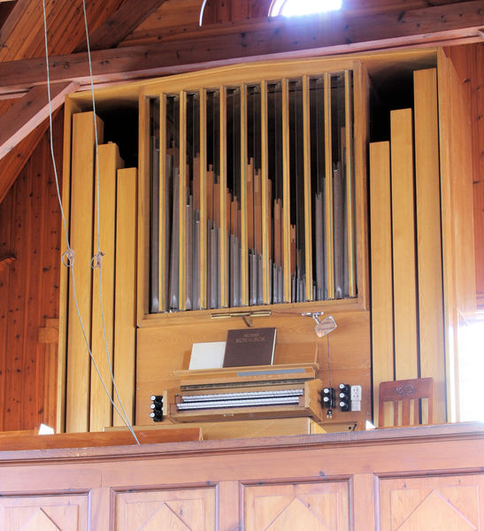 Fil:Raundalen, orgelfronten 1, AMH 2007.jpg