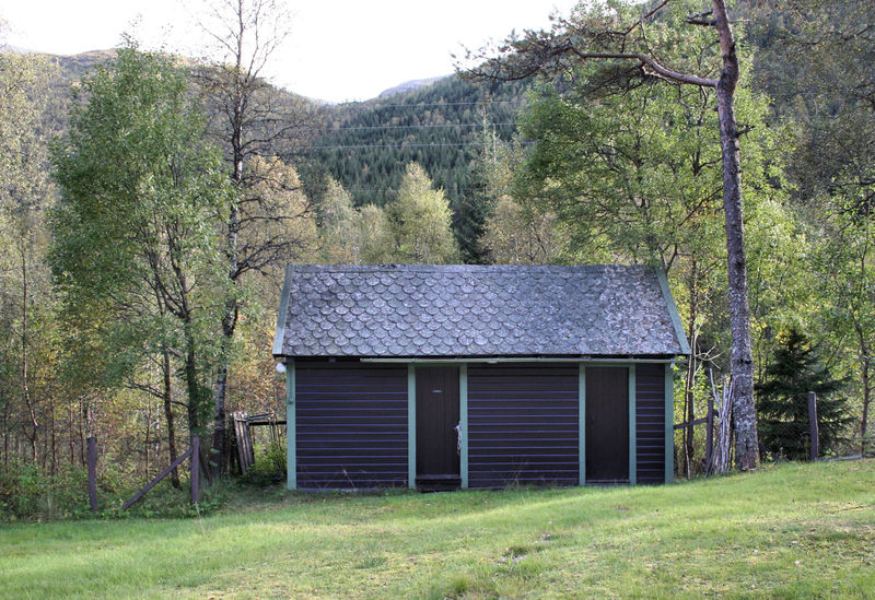 Fil:Raundalen, uthus på kyrkjegarden, AMH 2007.jpg