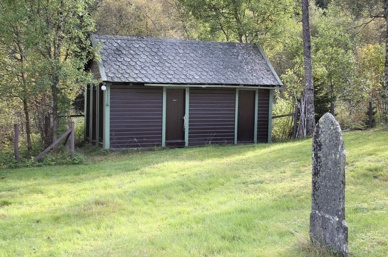 Fil:Raundalen, uthus på kyrkjegarden 1, AMH 2007.jpg