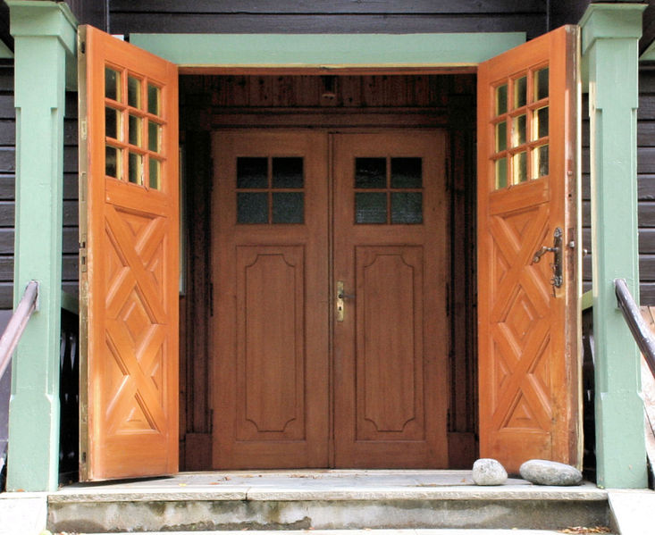 Fil:Raundalen, vestportalen 1, AMH 2007.jpg