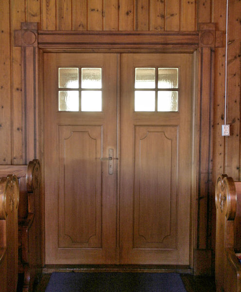 Fil:Raundalen, vestportalen sett frå skipet, AMH 2007.jpg