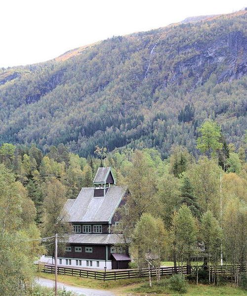 Fil:Raundalen kyrkje i landskapet, AMH 2007.jpg