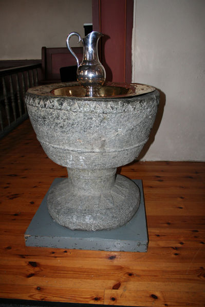 Fil:Sørum kirke, Sørum Døpefont 2.jpg