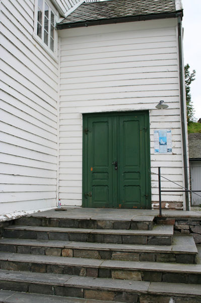 Fil:Sandnes kyrkje, Masfjorden Hovedinngang.jpg