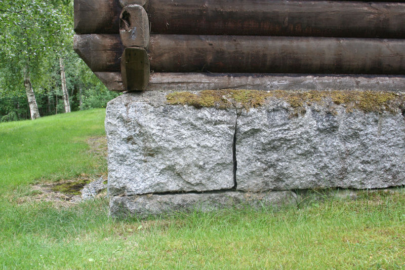 Fil:Skare, fundament, nordvestre hjørne, AMH 2008.jpg