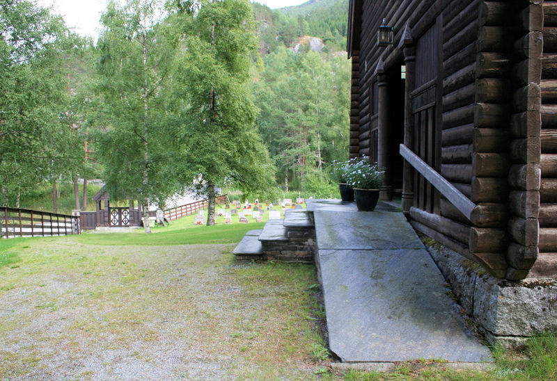 Fil:Skare, inngangspartiet sett frå sør, AMH 2008.jpg