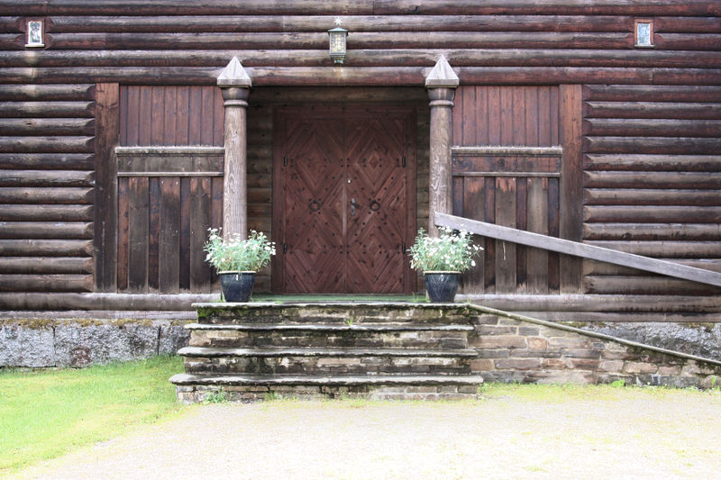 Fil:Skare, inngangspartiet sett frå vest, AMH 2008.jpg