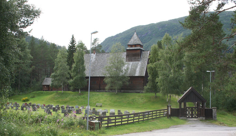 Fil:Skare, kyrkje og kyrkjegard, AMH 2008.jpg
