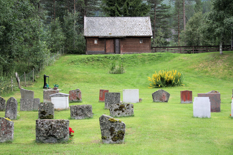 Fil:Skare, kyrkjegarden mot sørvest, AMH 2008.jpg