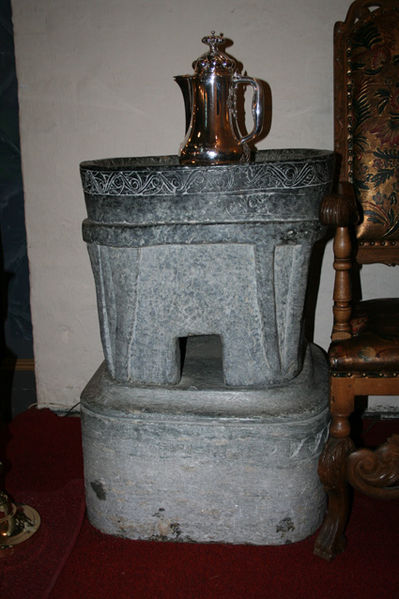 Fil:Ski kirke Døpefont 2.jpg