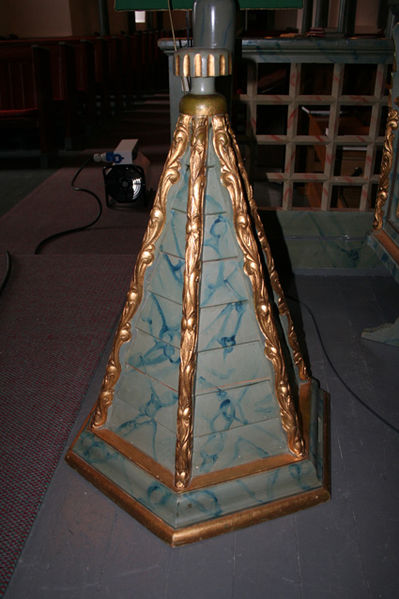 Fil:Skiptvet kirke Døpefont topp.jpg