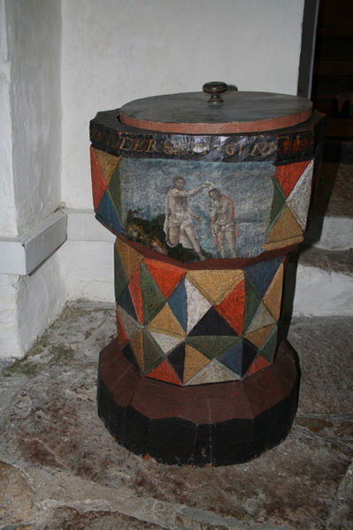 Fil:Skoger gamle kirke Døpefont1.jpg