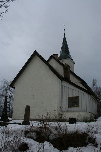 Fil:Skoger gamle kirke Fasade3.jpg