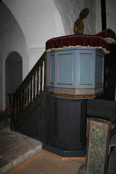 Fil:Skoger gamle kirke Prekestol1.jpg