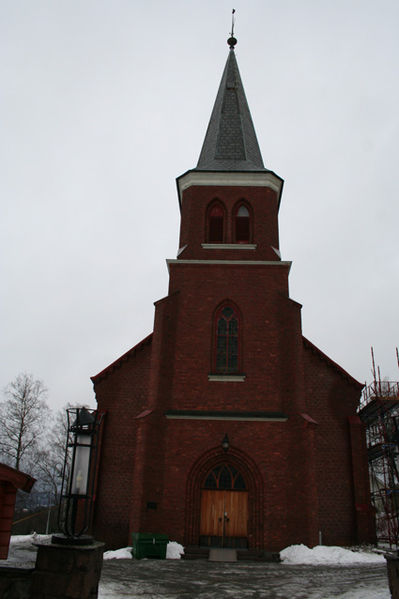 Fil:Skoger kirke Fasade1.jpg