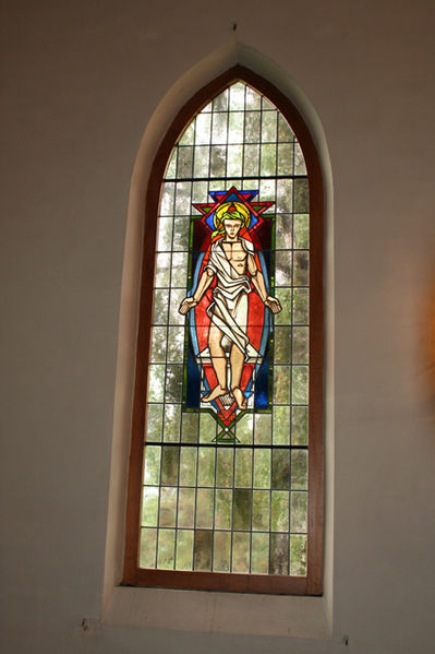 Fil:Snarum kirke vindu.jpg