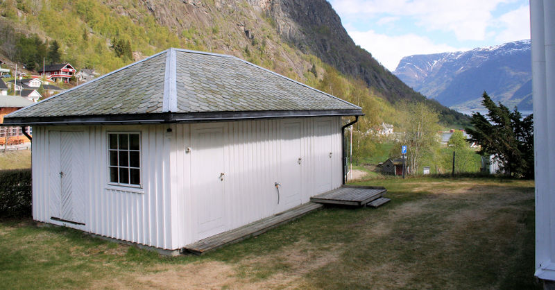 Fil:Solvorn, bårehuse bak koret, AMH 2011.jpg