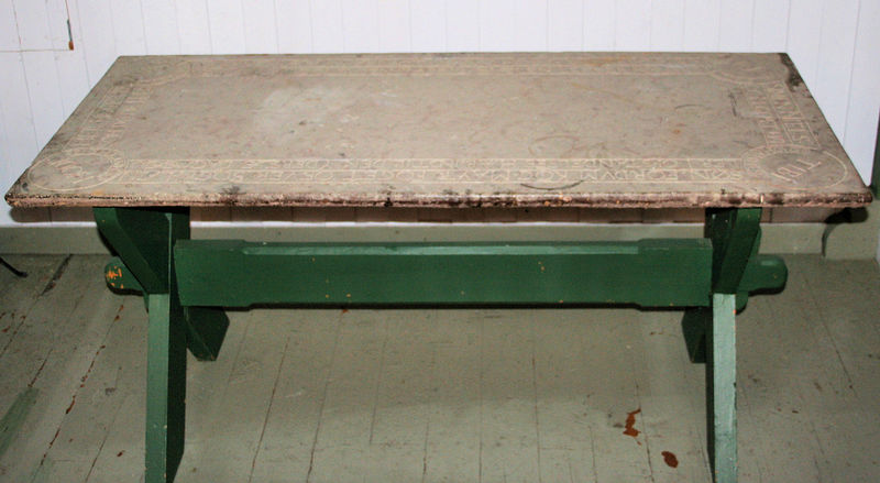 Fil:Solvorn, gravplate a, AMH 2008.jpg