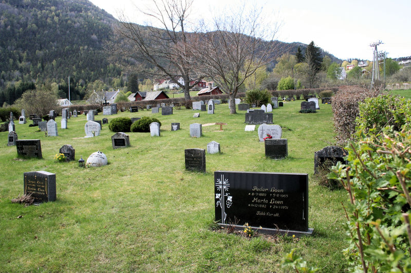 Fil:Solvorn, kyrkjegarden ovafor kyrkja, AMH 2011.jpg