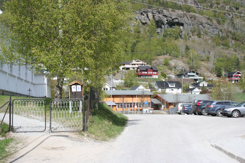 Fil:Solvorn, kyrkjegardsporten og parkeringsplassen, AMH 2011.jpg