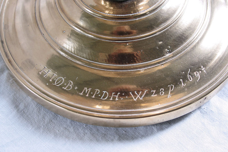 Fil:Solvorn, lysestake a, innskrift, AMH 2008.jpg