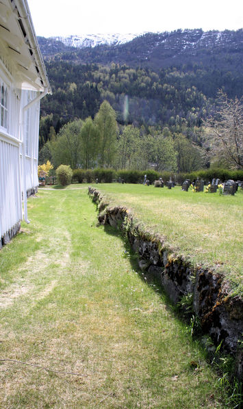 Fil:Solvorn, støttemur oppafor kyrkja, AMH 2011.jpg