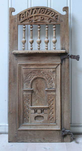 Fil:Solvorn gl, (benke)dør, AMH 2008.jpg